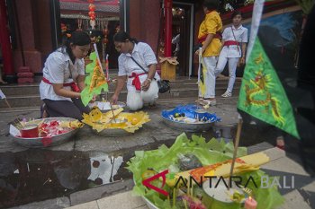 Ritual tolak bala Imlek Kuta