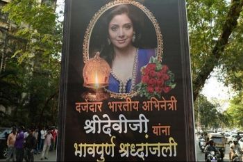 Ribuan penggemar artis Bollywood Sridevi menangis