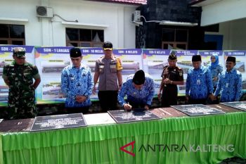 Bupati Barito Utara tandatangani prasasti ruang kelas