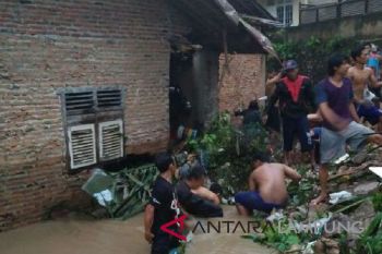 Hujan rendam jalan protokol di Bandarlampung