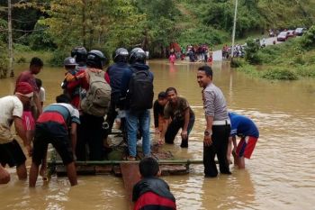 Trans Sulawesi Palu-Tolitoli putus akibat banjir, polisi siaga