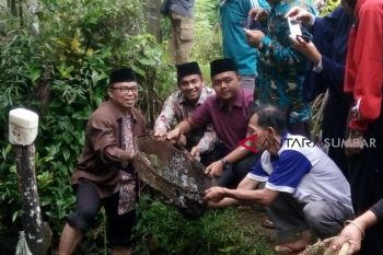 Anggota DPR Panen Ikan Bersama Masyarakat