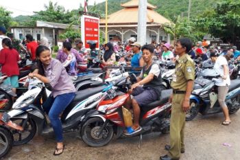 Masyarakat Karimunjawa antre beli BBM