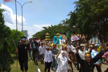 Pasangan Asmani-Syahrul diarak menggunakan kereta kuda