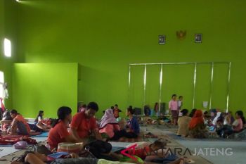 Ratusan korban banjir Kudus mengungsi