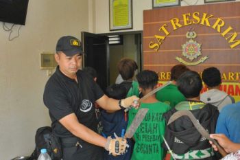 Polisi amankan 13 Suporter Bonek bawa senjata tajam