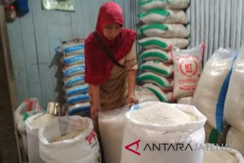 Penurunan harga beras pengaruhi permintaan beras bulog