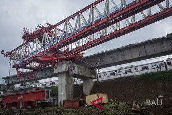 Crane  menimpa apartemen, tewaskan satu orang, lukai enam