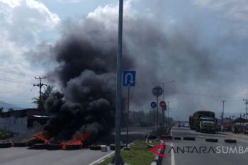 Ratusan warga blokade Jalan Bypass Padang