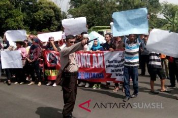 Ratusan massa datangi kantor Bupati OKU