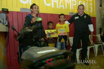 Manajemen Sriwijaya FC serahkan motor ke penggemar