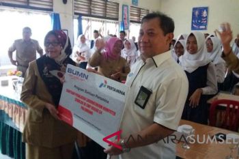 Pertamina bantu 20 unit komputer SMPN 54 Palembang