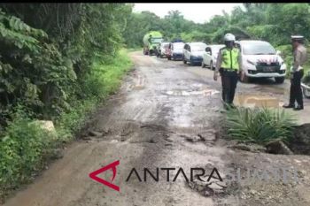 Jalan di Baturaja nyaris putus akibat longsor