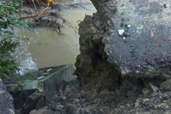 Sebuah rumah di Cilacap terancam longsor