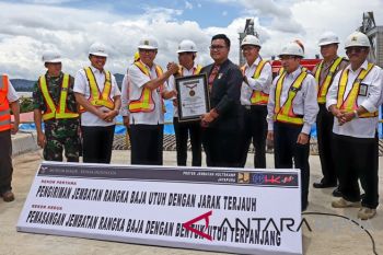 Jembatan Holtekam masuk rekor Muri