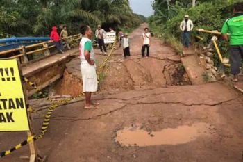 Jembatan Sidang Gunung Tiga Tulangbawang ambrol