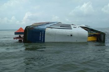 Pecarian kapal tenggelam berlanjut dalam suasana hujan