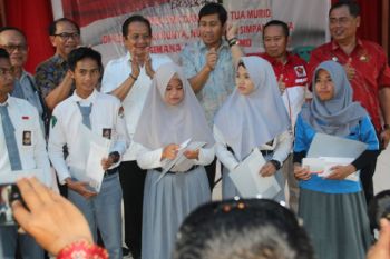 Gubernur bagikan 1.166 KIP di Banggai