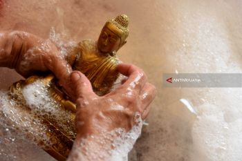 Memandikan Rupang Budha