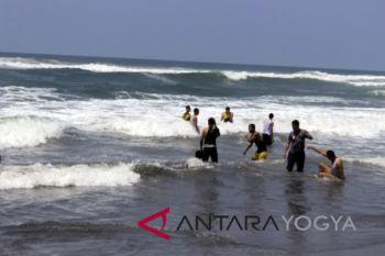 Basarnas: Pantai Parangtritis berbahaya untuk mandi wisatawan