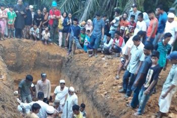 Lima warga Kalbar korban kecelakaan dimakamkan satu lubang [VIDEO]