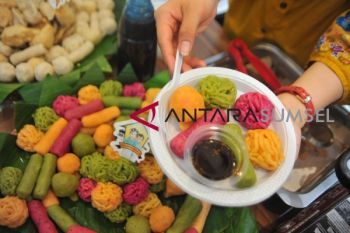 Mencicipi pempek warna-warni