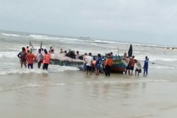Dua nelayan selamat setelah perahunya diterjang ombak