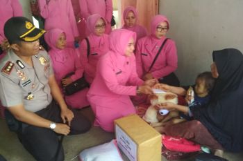 Polres Agam serahkan bahan pokok ke warga miskin