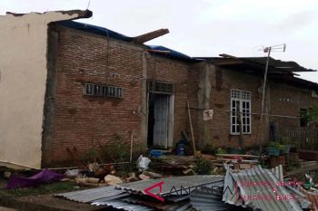 Angin kencang terbangkan atap rumah di Maros