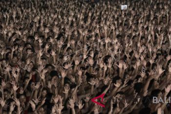 5,555 balinese kecak dancers break muri record