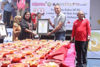 Istri pekerja pertamina ciptakan rekor Muri (VIDEO)