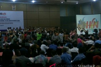 Sibuk diajak selfie wartawan di Padang, Menteri Sri Mulyani tak bisa diwawancara