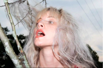 Hayley mengaku menyesal keputusan menunda konser di Indonesia