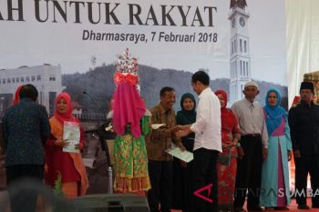 Masyarakat antusias sambut kedatangan Jokowi di Dharmasraya