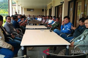 Supreme-pendemo sudah berkumpul, pihak pemkab belum datang