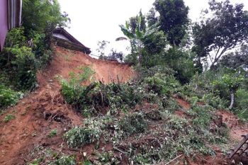 Tebing longsor timpa rumah di Banyumas
