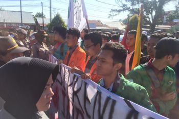 Unjuk rasa aliansi BEM Sumatera Barat ajukan lima tuntutan kepada pemerintah