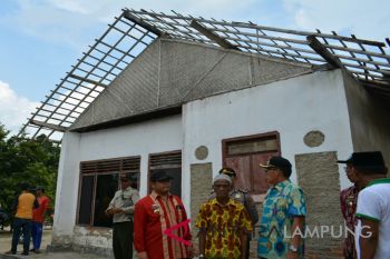 63 rumah rusak diterpa angin puting beliung