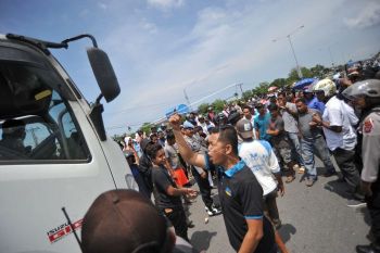 Ratusan warga Padang blokir jalan By Pass, apa sebab?