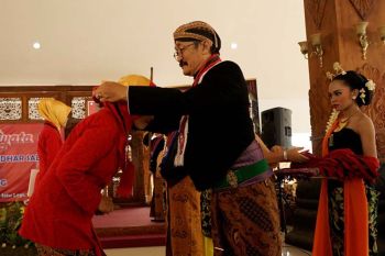 56 pembawa acara bahasa Jawa diwisuda