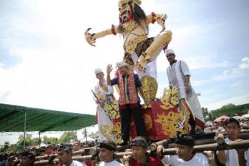 Ridho Saksikan Parade Ogoh-ogoh