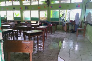 Hujan deras sebabkan banjir menggenangi pekarangan MAN 2 Padang (video)