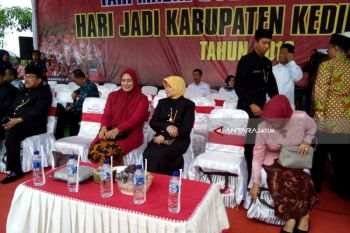 Sekitar 1.500 Pelajar Kabupaten Kediri Atraksi Tarian Tradisional (Video)