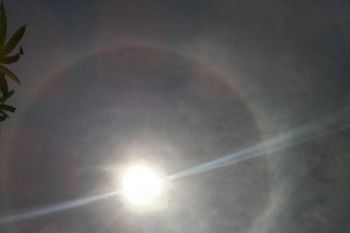 Matahari dikelilingi bulatan seperti cincin