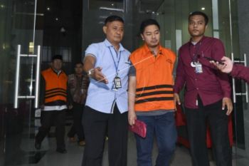Ketika ayah dan anak jadi tersangka di KPK