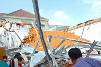 Atap Bangunan RSAL Dr Ramelan Ambruk (Video)