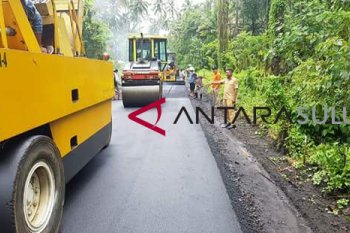 Pemkab Mengaspal Jalan Kawasan Wisata Gunung Soputan