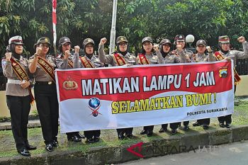Polwan ajak masyarakat matikan lampu selamatkan bumi