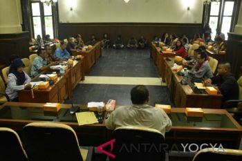 Pedagang asongan Yogyakarta menuntut diberi ruang berjualan