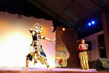 BCA menggelar pengobatan gratis dan pagelaran sendratari wayang&nbsp;